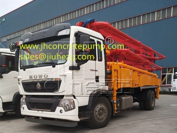 33m SINOTRUK HOWO concrete boom pump truck 5 sections